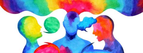 Comment bien communiquer pour faire une première bonne impression ? Des formes humaines discutent en couleurs