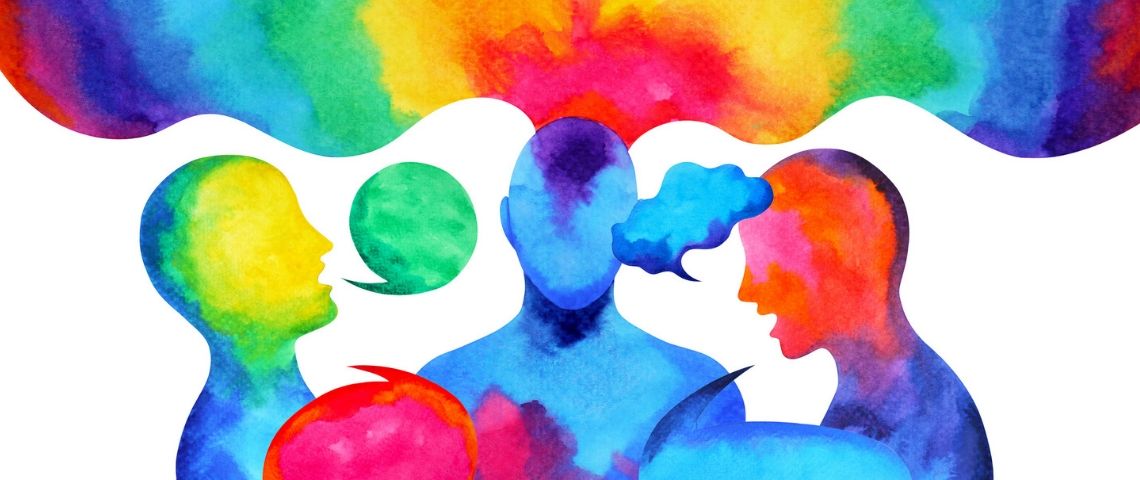 Comment bien communiquer pour faire une première bonne impression ? Des formes humaines discutent en couleurs