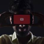 Un homme dissimulé derrière un smartphone sur YouTube