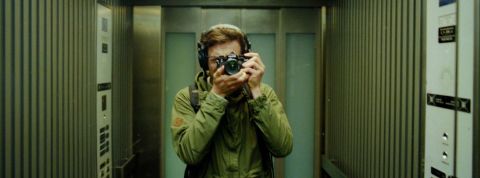 L'extase du selfie, le livre qui rend poétiques nos gestes du quotidien Un homme se prend en selfie dans un ascenseur