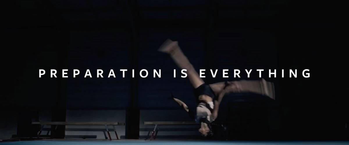 Facebook s'échauffe pour les J.O 2020 dans une nouvelle campagne BtoB Une athlètes de gymnastique exécute un salto