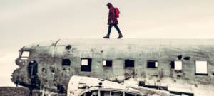 Un homme qui marche sur une carcasse d'avion