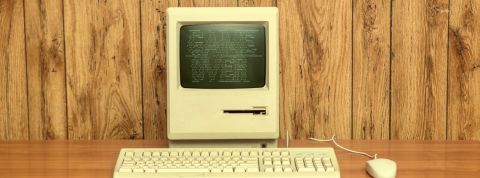 Faut-il arrêter les écrans ? Un ordinateur vintage dont l'écran affiche game over