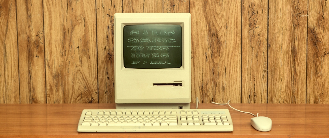 Faut-il arrêter les écrans ? Un ordinateur vintage dont l'écran affiche game over
