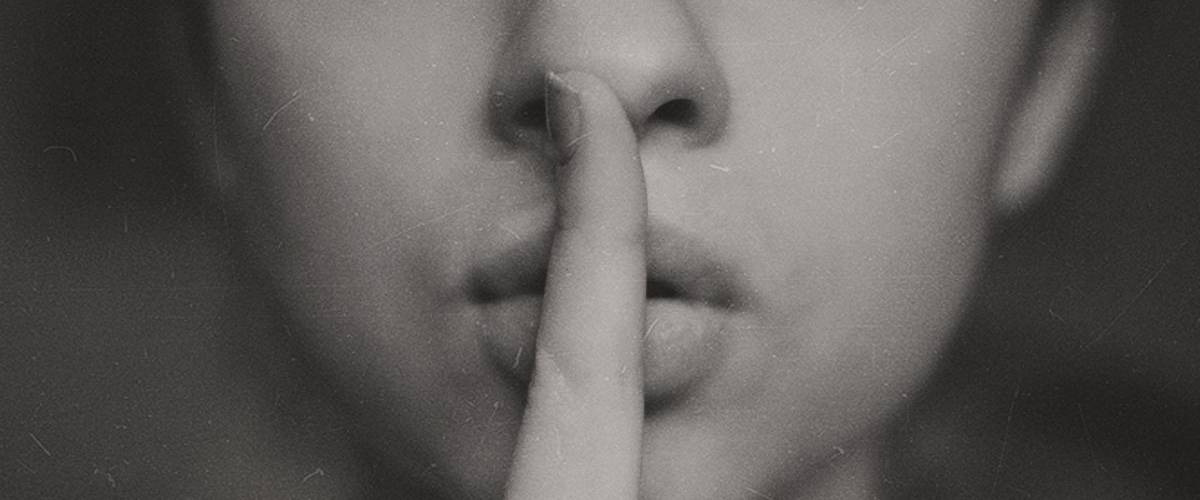 goGoogle améliore la confidentialité de Google Chrome gle Une femme avec un doigt sur la bouche