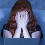 une jeune fille enpleur devant un écran d'ordinateur