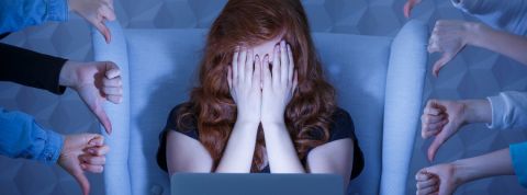 pour lutter contre les trolls, faut-il censurer le web ? une jeune fille enpleur devant un écran d'ordinateur