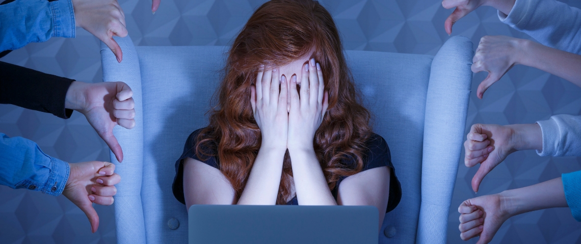 pour lutter contre les trolls, faut-il censurer le web ? une jeune fille enpleur devant un écran d'ordinateur