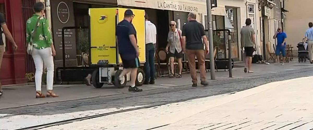 La Poste teste son premier robot livreur de colis Le robot facteur Hector dans les rues de la ville de Montpellier