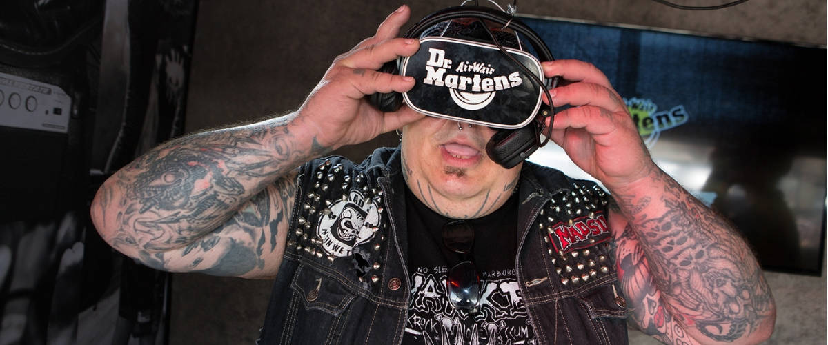 Une expérience en VR au Hellfest Un homme avec un casque de VR Dr.Martens sur la tête