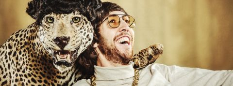 Food, mode, design : sur les réseaux, le mauvais goût nous fait saigner des yeux un homme pose avec un léopard empaillé