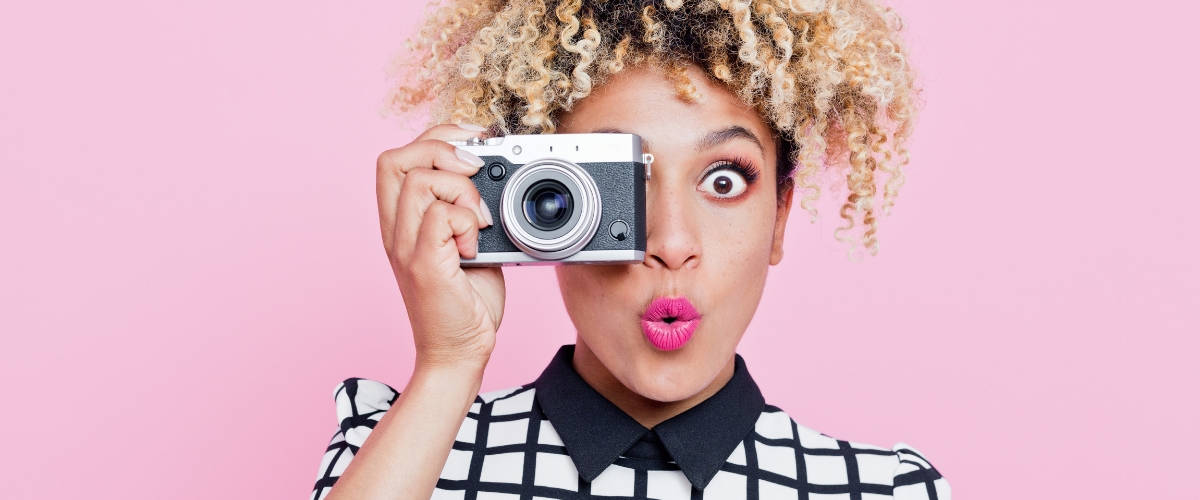 Petit Guide pratique pour réaliser sa première campagne de pub sur Instagram Une femme qui prend une photo