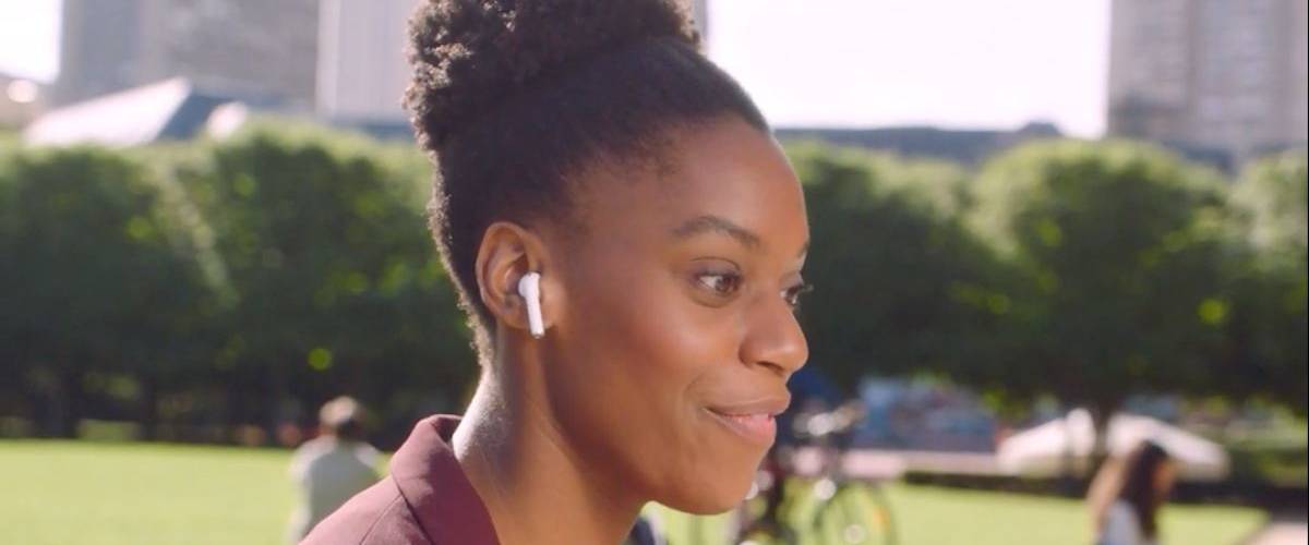 Instagram lance sa campagne B2B en Europe Une jeune femme est au téléphone dans un parc à New York