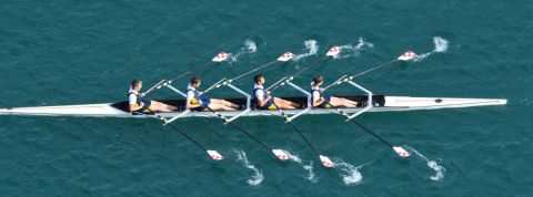 Faites-vous (vraiment) de l’intelligence collective ? Quatre sportif sur une embarcation de sport nautique