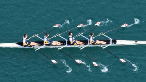 Quatre sportif sur une embarcation de sport nautique