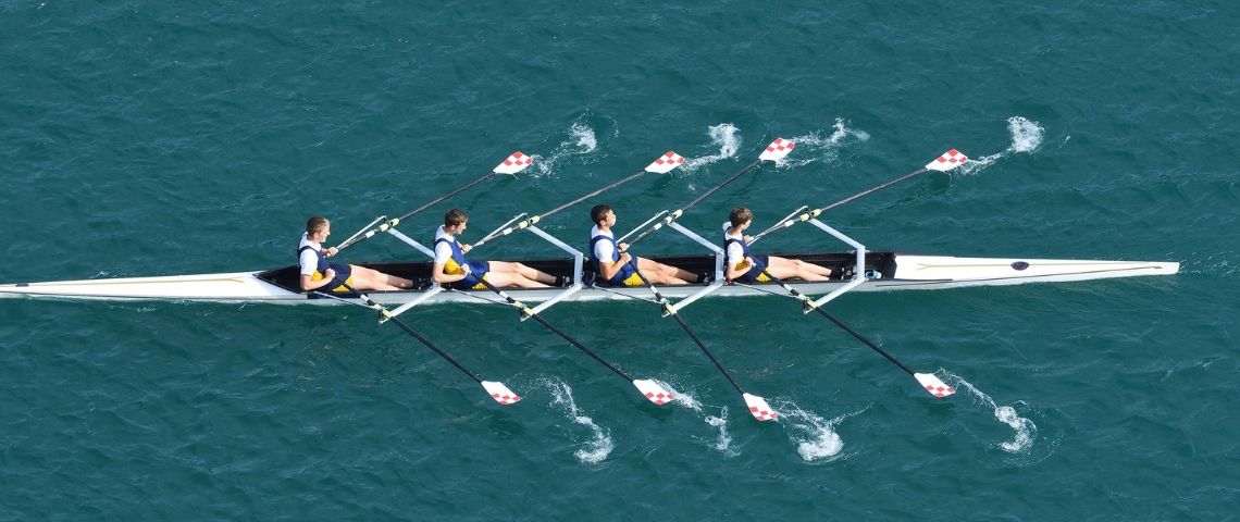 Faites-vous (vraiment) de l’intelligence collective ? Quatre sportif sur une embarcation de sport nautique