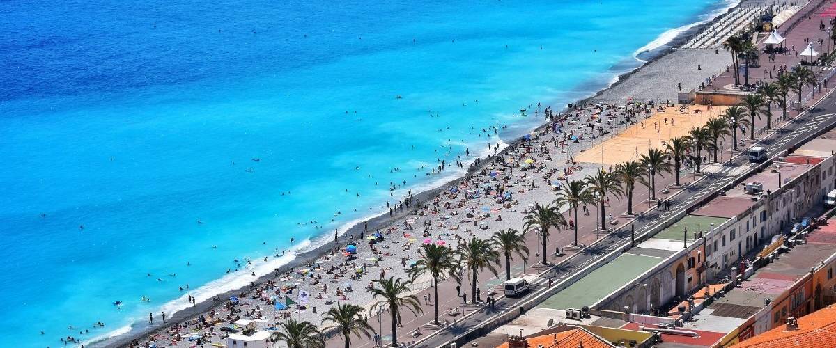 WWF lance « I Protect Nature » pour protéger les sites naturels français Une plage de la ville de Nice remplie de vacanciers