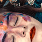 jeune femme yeux fermés avec peinture sur le visage