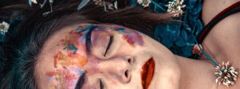 Les jeunes créas au coeur d'un projet qui casse les préjugés sur la GenZ jeune femme yeux fermés avec peinture sur le visage