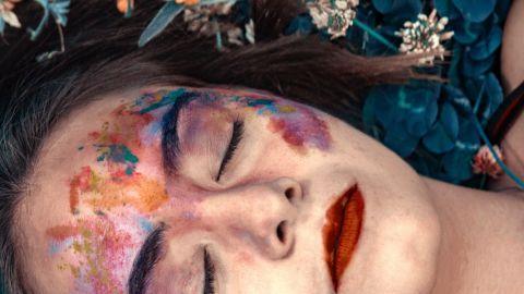 jeune femme yeux fermés avec peinture sur le visage