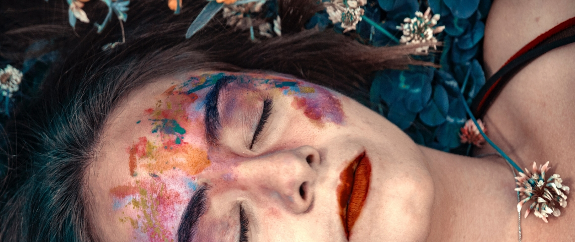 Les jeunes créas au coeur d'un projet qui casse les préjugés sur la GenZ jeune femme yeux fermés avec peinture sur le visage