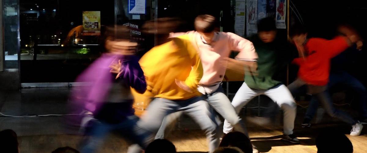 Deezer met en avant les genres musicaux asiatiques avec Asian Music Un groupe d'hommes danse dans une rue coréenne