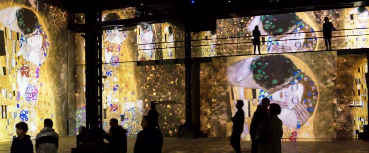 L'exposition Gustav Klimt à l'Ateliers des Lumières revient Projection du - Baiser - de Gustav Klimt à L'atelier des Lumières
