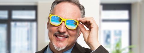 Vis mon sevrage réseaux sociaux & boulot… en vacances d’été homme avec des lunettes de plage