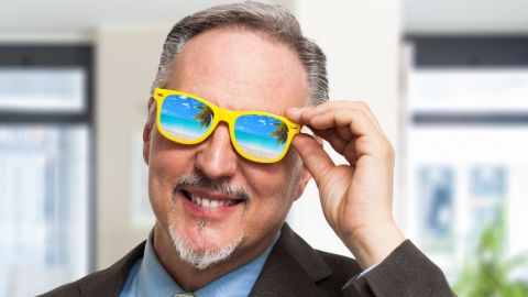 homme avec des lunettes de plage