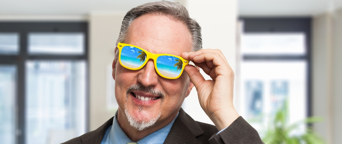 Vis mon sevrage réseaux sociaux & boulot… en vacances d’été homme avec des lunettes de plage