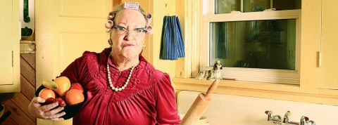 Facebook c'est comme votre mère, elle vous énerve mais vous ne pouvez pas la quitter Grand-mère mécontente dans une cuisine