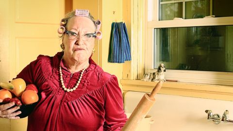 Grand-mère mécontente dans une cuisine