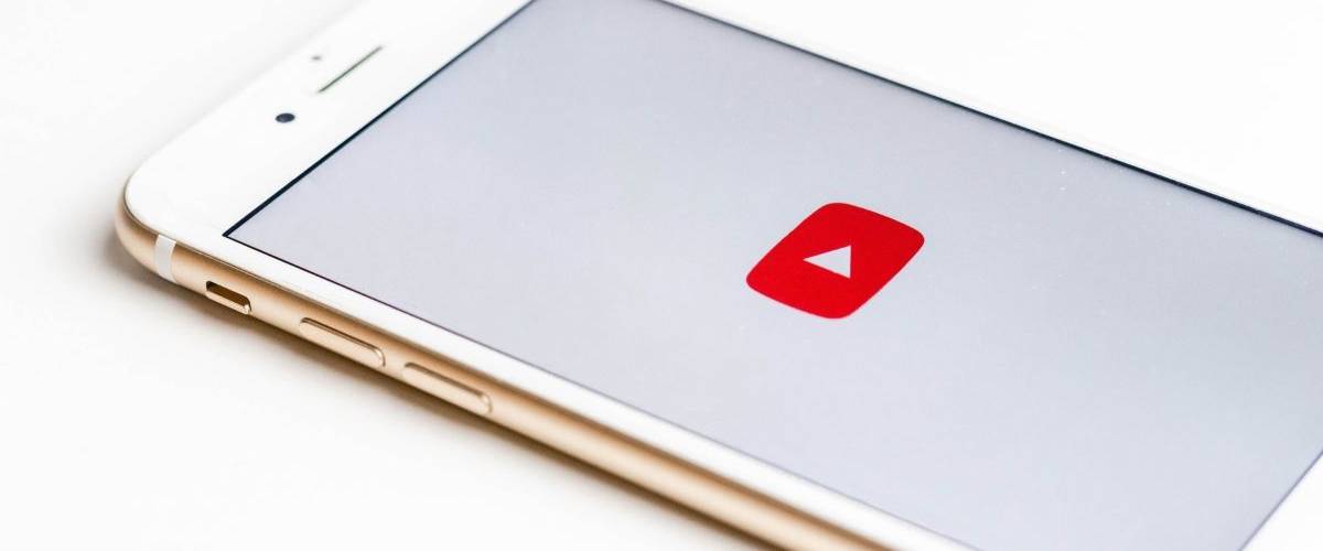 Médiamétrie va dorénavant compter Youtube dans sa mesure d’audience Un smartphone sur l'application de la plateforme vidéo, YouTube