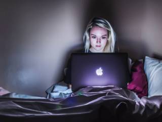 Ménage, sommeil, vie sociale : les 18-34 ans sacrifient tout pour leurs séries préférées