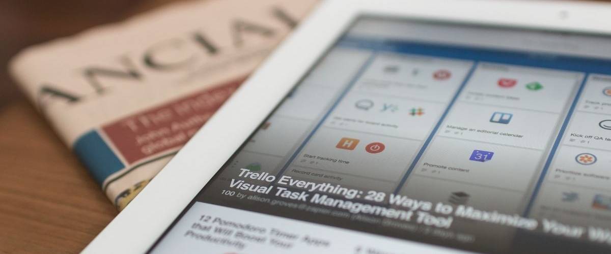 Mozilla va tester son offre de News pour 5 dollars par mois Une tablette tactile posée sur un journal