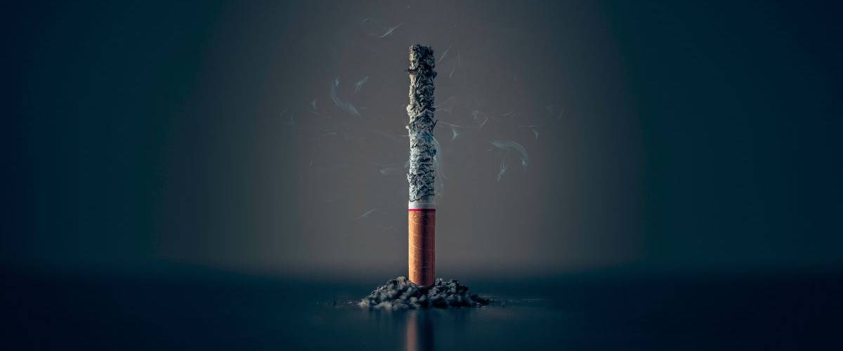 Netflix va réguler la représentation du tabagisme dans ses productions futures une cigarette consumée, sur un fond noir