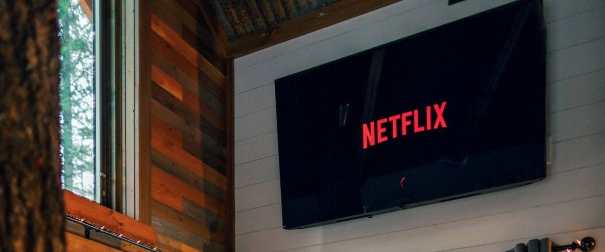 Netflix choisit la directrice de la communication Google FR pour ses nouveaux bureaux français Un téléviseur sur la plateforme Netflix