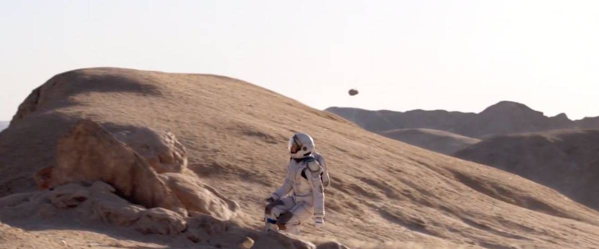 Nissan revit les premiers de l'homme sur la lune dans une nouveau spot Un astronaute surf sur la surface de la lune