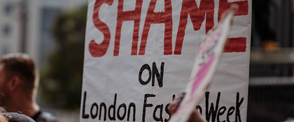 L’association de lutte contre la protection animal PETA devient actionnaire Facebook. Une pancarte lors d'une manifestation à la Fashion Week de Londres « Honte sur la Fashion Week »