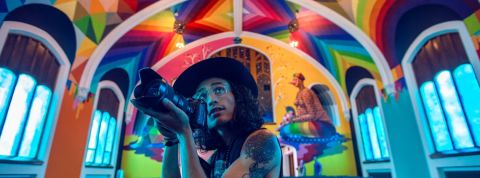 3 alternatives à Instagram pour les créatifs un homme tatoué prend une photo dans une église colorée