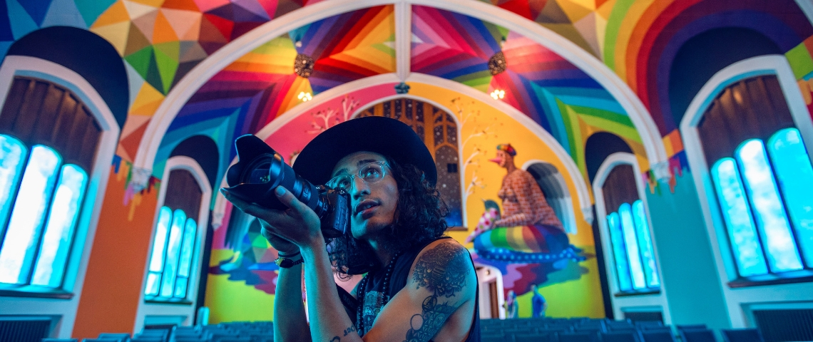 3 alternatives à Instagram pour les créatifs un homme tatoué prend une photo dans une église colorée