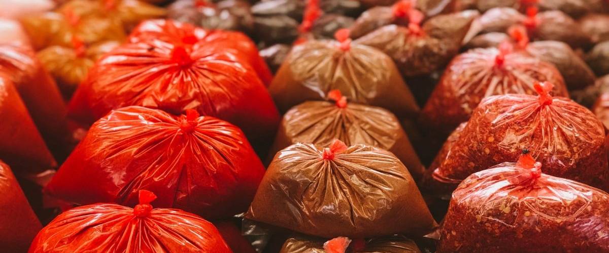 Journée Internationales sans sac plastique : L'embeillage se digitalise Une montagne de sacs plastique
