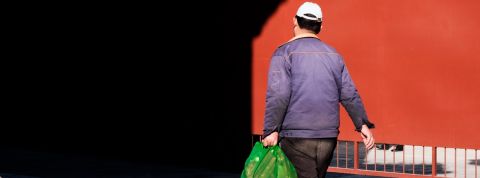 Business poubelle : Shanghai punit ceux qui ne recyclent pas, et les géants de la tech en profitent Un homme asiatique de dos tient un sac poubelle