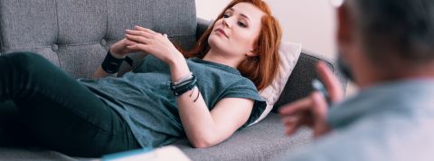 Les nouvelles stars d'Instagram sont des psy Une femme allongée sur un canapé chez le psy