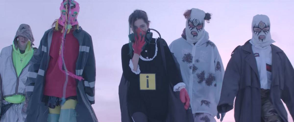 Les Pussy Riot sont de retour dans un clip engagé contre la pollution Cinq individus cagoulés dans la brume