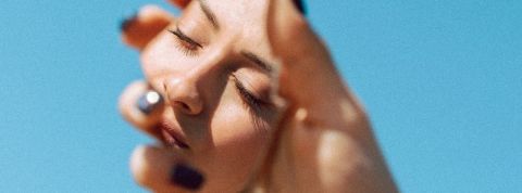 La quarantaine commence à 35 ans Une femme regarde son reflet dans un miroir brisé