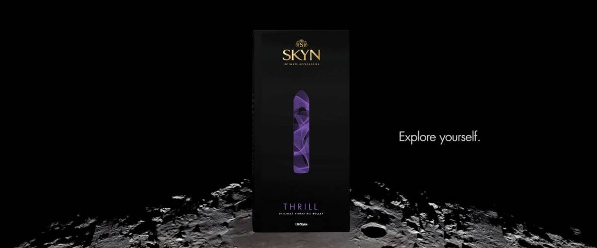 Pour Skyn les sextoys ne devraient pas être tabou Packshot du sextoys par la marque SKYN sur la surface de la lune