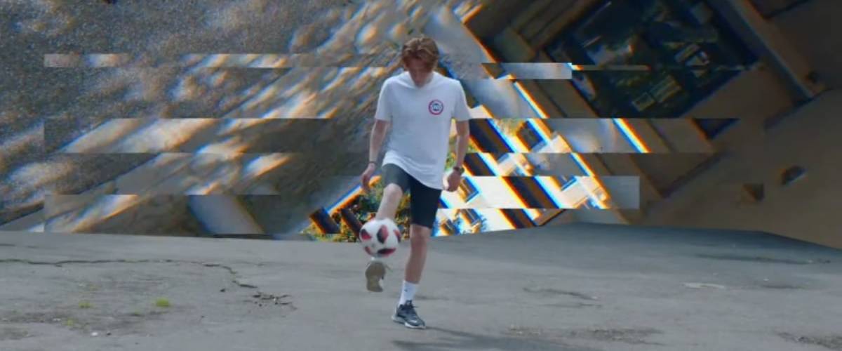 Un clip musical pour découvrir le Service National Universel Un jeune homme qui joue avec un ballon de football