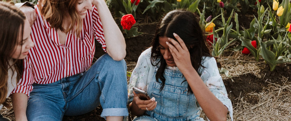 Case study Nestlé Des femmes assises par terre avec un smartphone