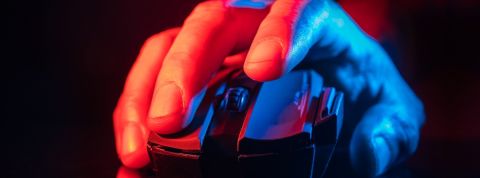 On a rencontré l'entreprise qui vous fait cliquer Une main d'homme cliquant sur une souris d'ordinateur